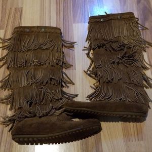 Minnetonka 5-layer fringe zip up boots
